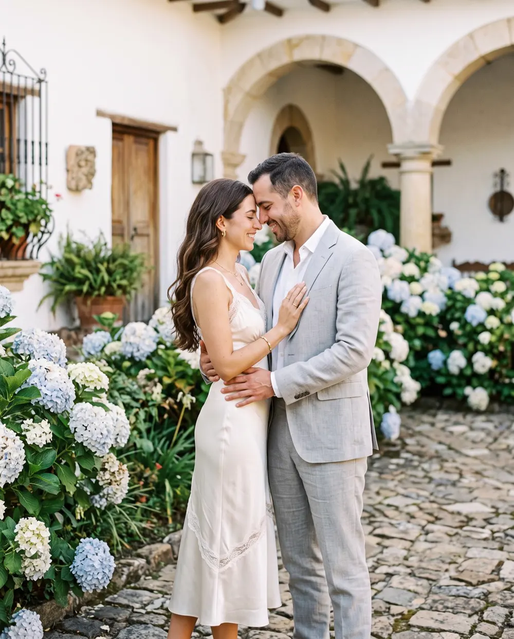 Pareja de novios entre hortensias azules